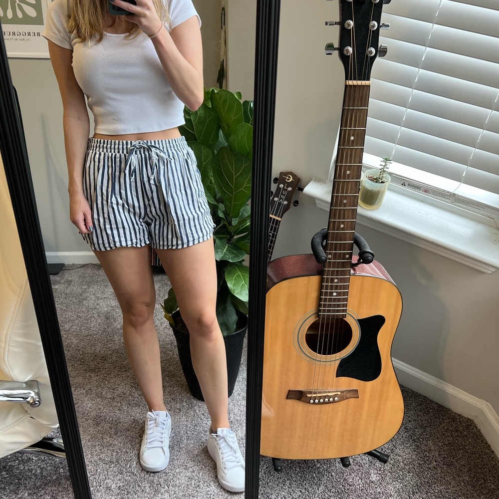 Universal Thread size S striped shorts 🤍💙